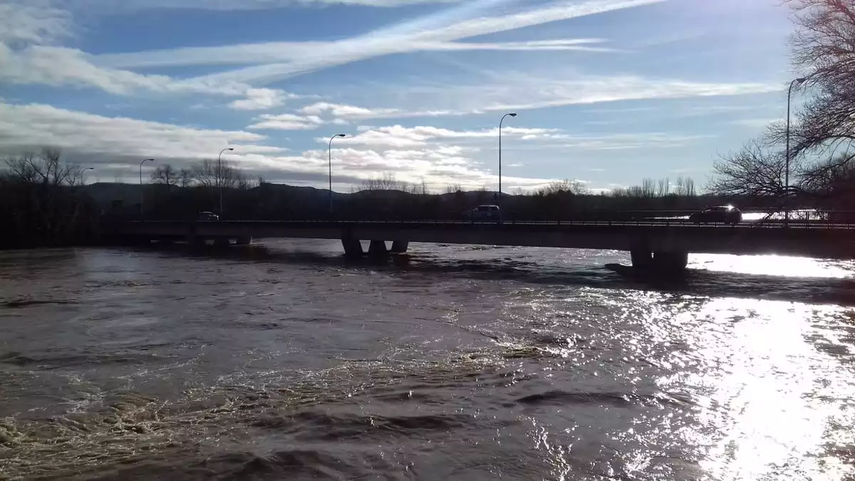 Imagen del caudal muy elevado del río Ebro este sábado