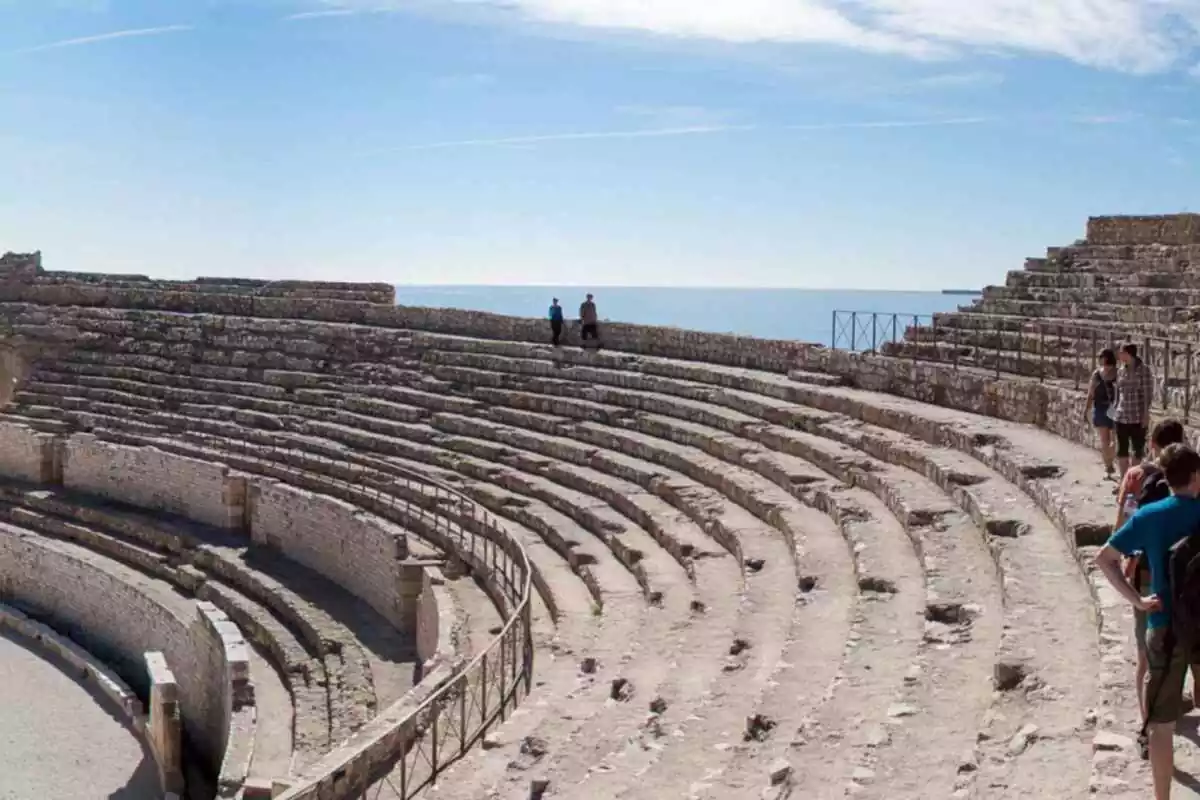 L'amfiteatre de Tarragona, sobre el Mediterrani