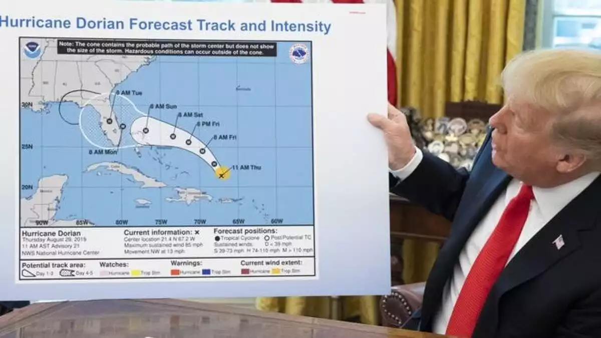 Imatge del moment en què Trump mostra el mapa manipulat