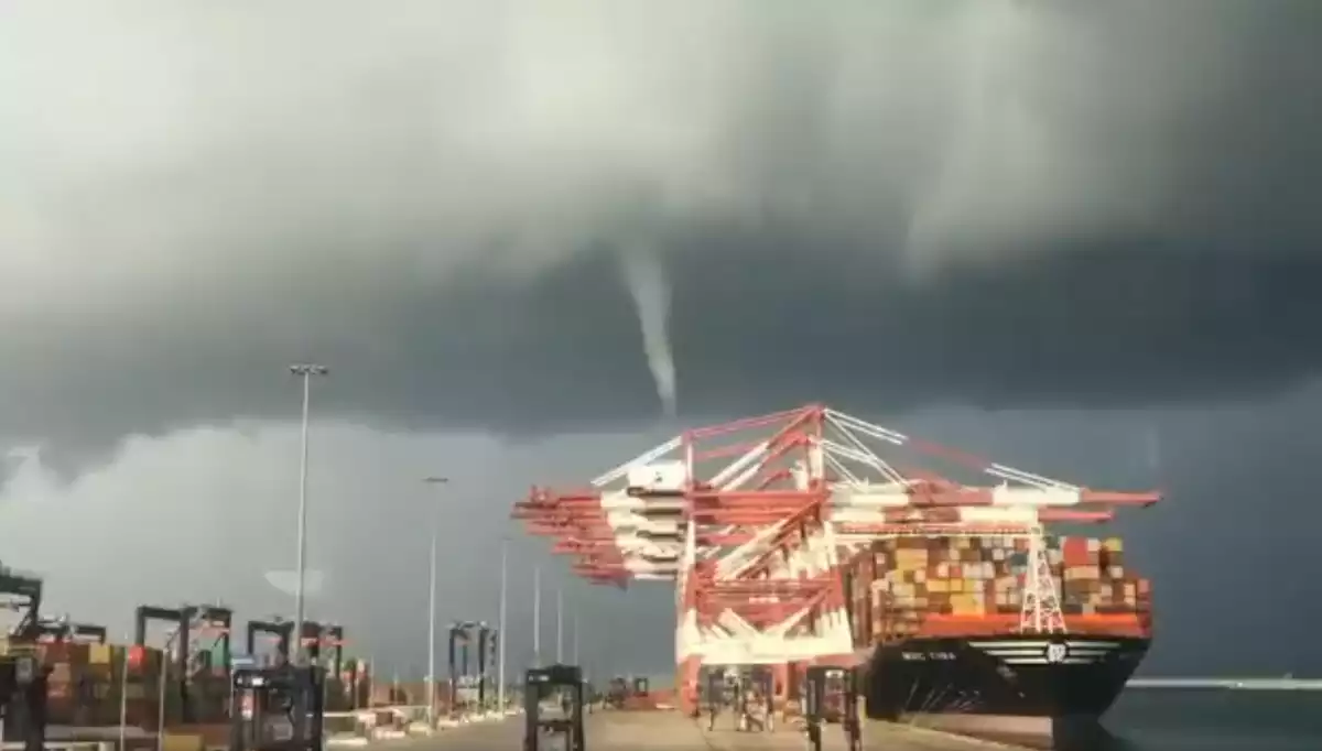 Imatge del tornado al Port de Barcelona