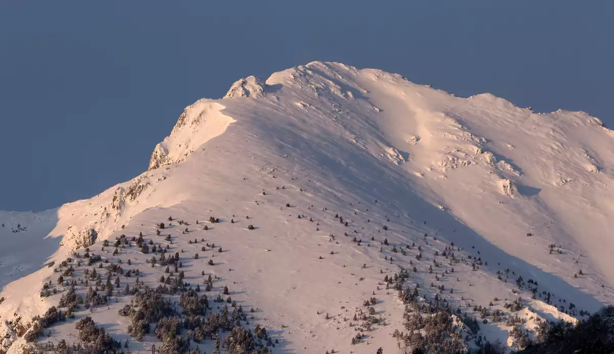 Imatges des d'Esterri d'Àneu de les muntanyes de Rocablanca i lo Tesol després de les nevades d'aquests dies