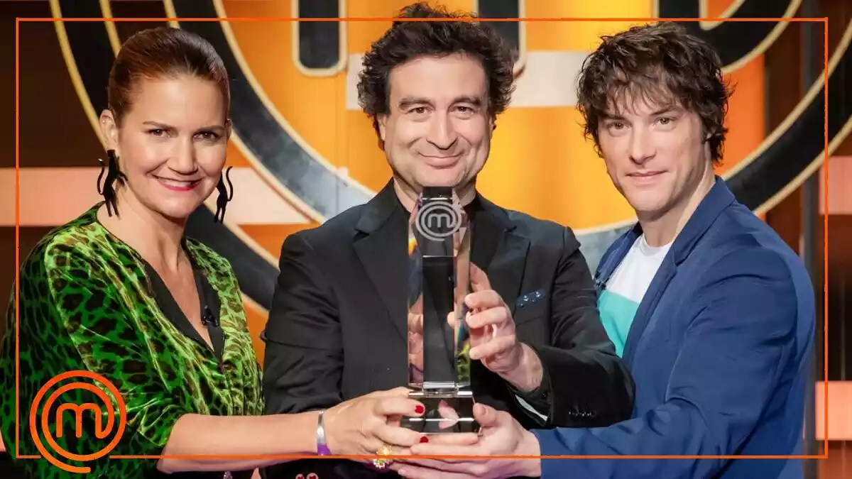 Foto promocional de Masterchef con Samantha, Pepe y Jordi sujetando el premio