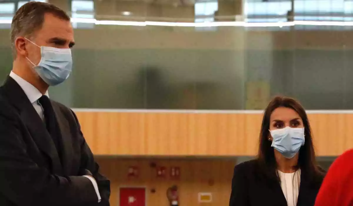 La reina y Felipe VI durante su visita a las instalaciones de la Agencia de Seguridad y Emergencias del 112 en Madrid.