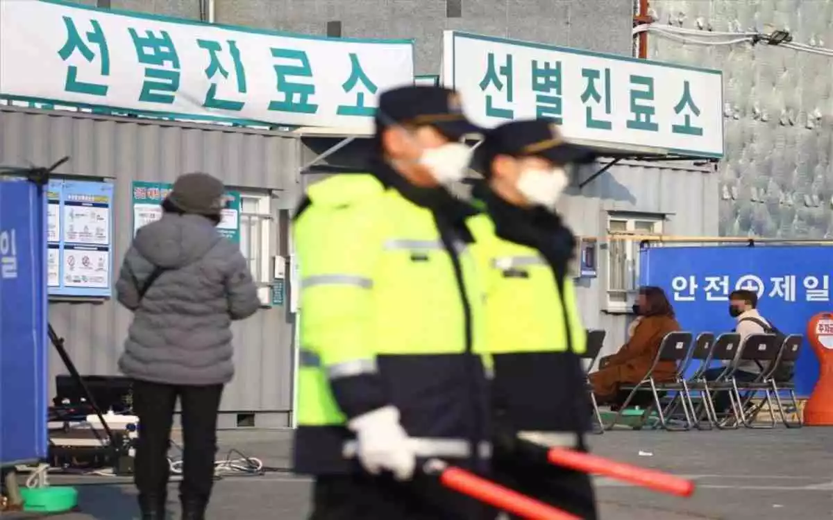 Policías de Corea del Sur resguardan un hospital de la ciudad de Daegu por el coronavirus