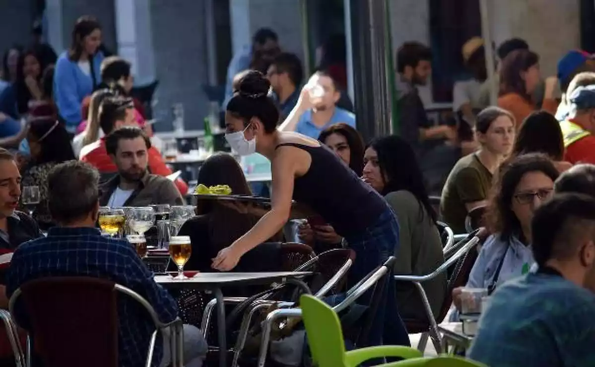 Clientes sentados en la terraza de un bar en Logroño
