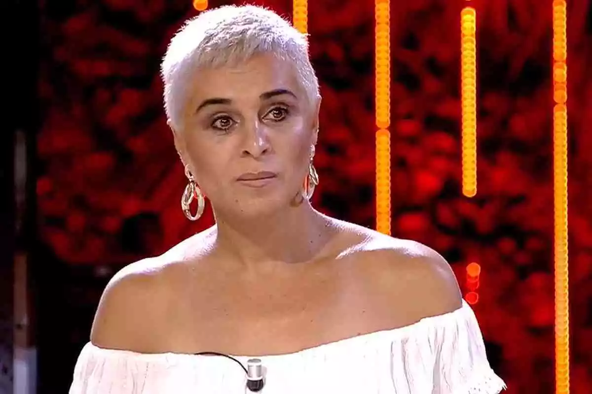 Ana Maía Aldón en el plató de 'Supervivientes' a punto de hablar