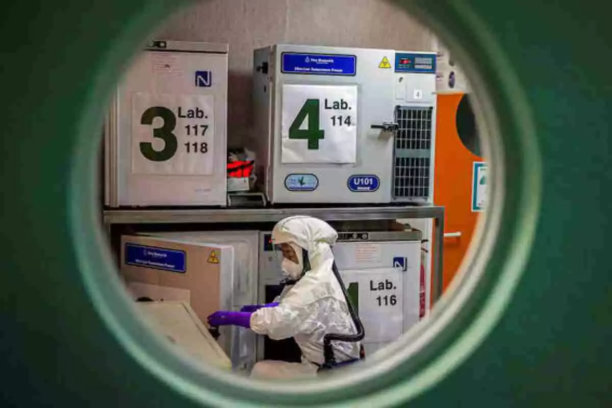 Un científico trabajando en un laboratorio para encontrar la vacuna del Coronavirus