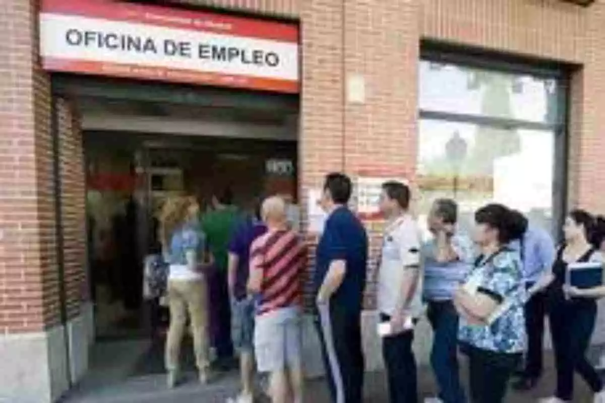 Personas haciendo cola en una Oficina de Empleo