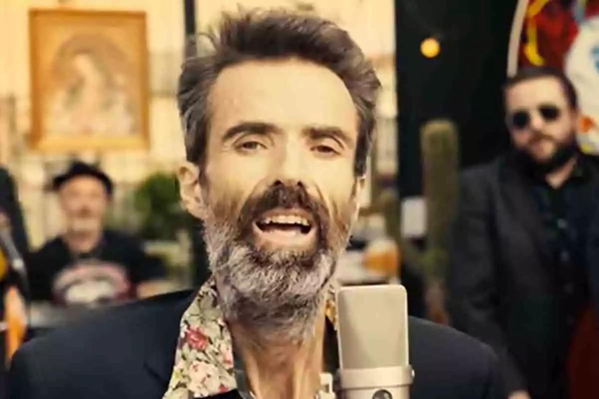 Pau Donés cantando en su último videoclip