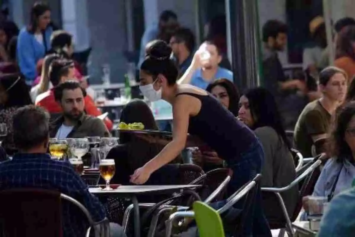 Gente en las terrazas durante los primeros días de la reapertura de los bares