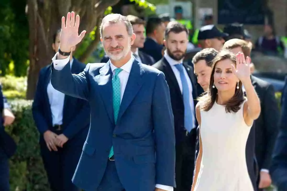 El Rey Felipe VI y la Reina Letizia saludan al público a su llegada al Archivo General de Indias el 12/09/2019