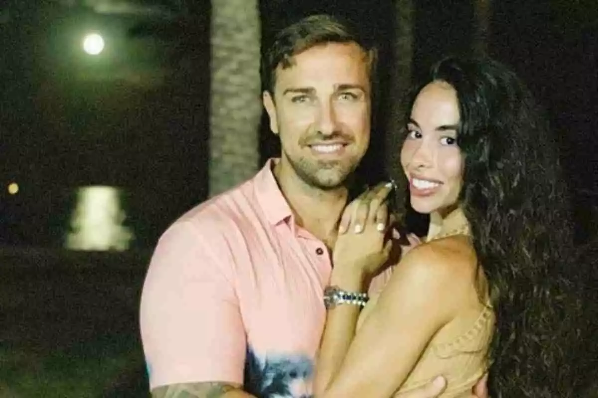 Rafa Mora y su novia, Macarena Millán, posando juntos en una foto publicada en Instagram. 18 de agosto de 2019