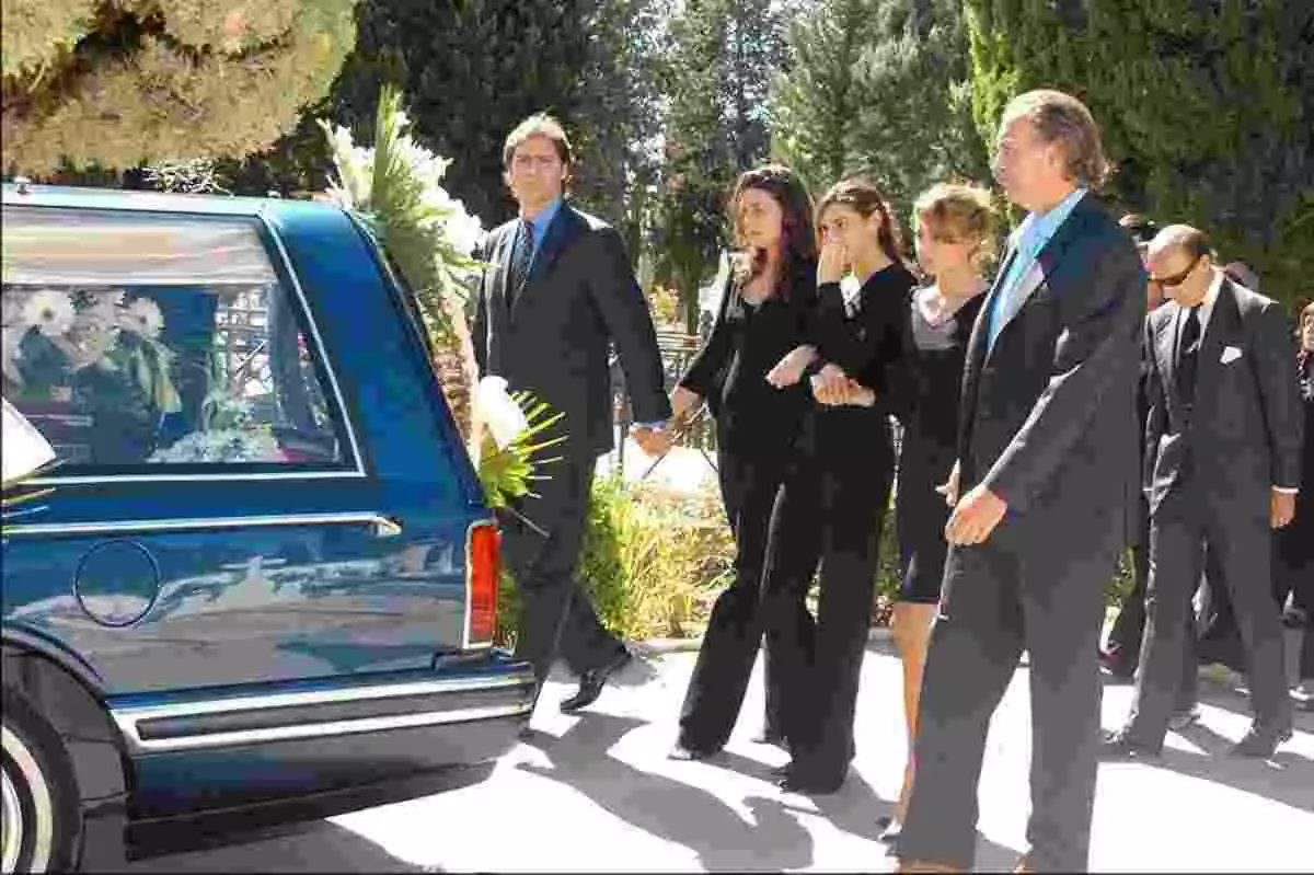 Bertín Osborne junto a sus hijas, Alejandra, Eugenia y Claudia, en el entierro de Sandra Domecq. 14 de agosto de 2004