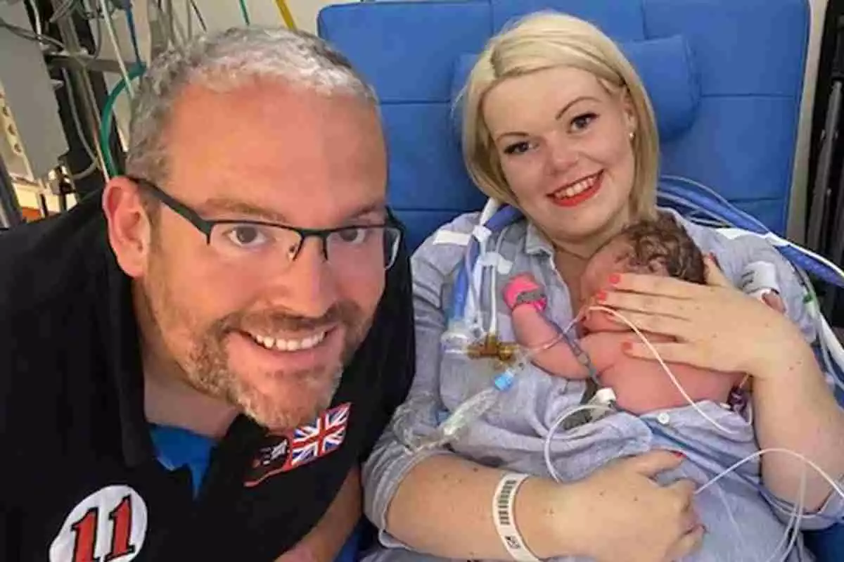 Charlotte Wheeler-Smith y su novio Dominic en el hospital tras dar a luz a su bebé