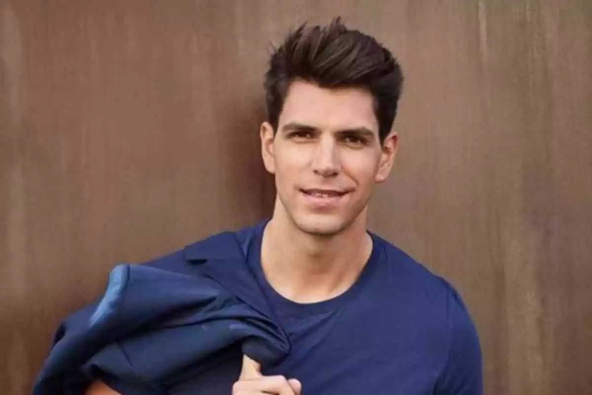 Diego Matamoros posa con una camiseta azul en una foto publicada en su cuenta de Instgram.