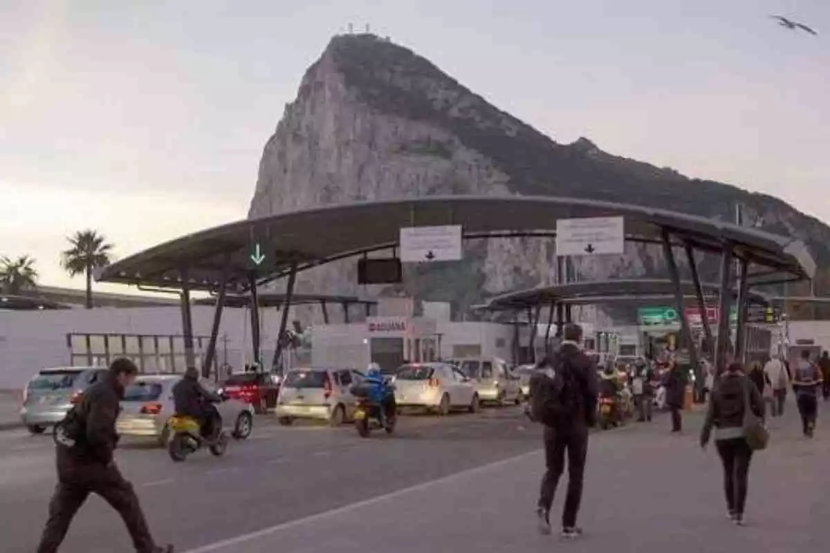 Paso fronterizo en el peñón de Gibraltar, frontera entre Marruecos y España