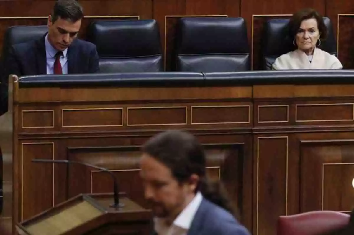 Imagen de miembros del Gobierno en el Congreso: Pedro Sánchez y Carmen Calvo, al fondo, y Pablo Iglesias en primer plano