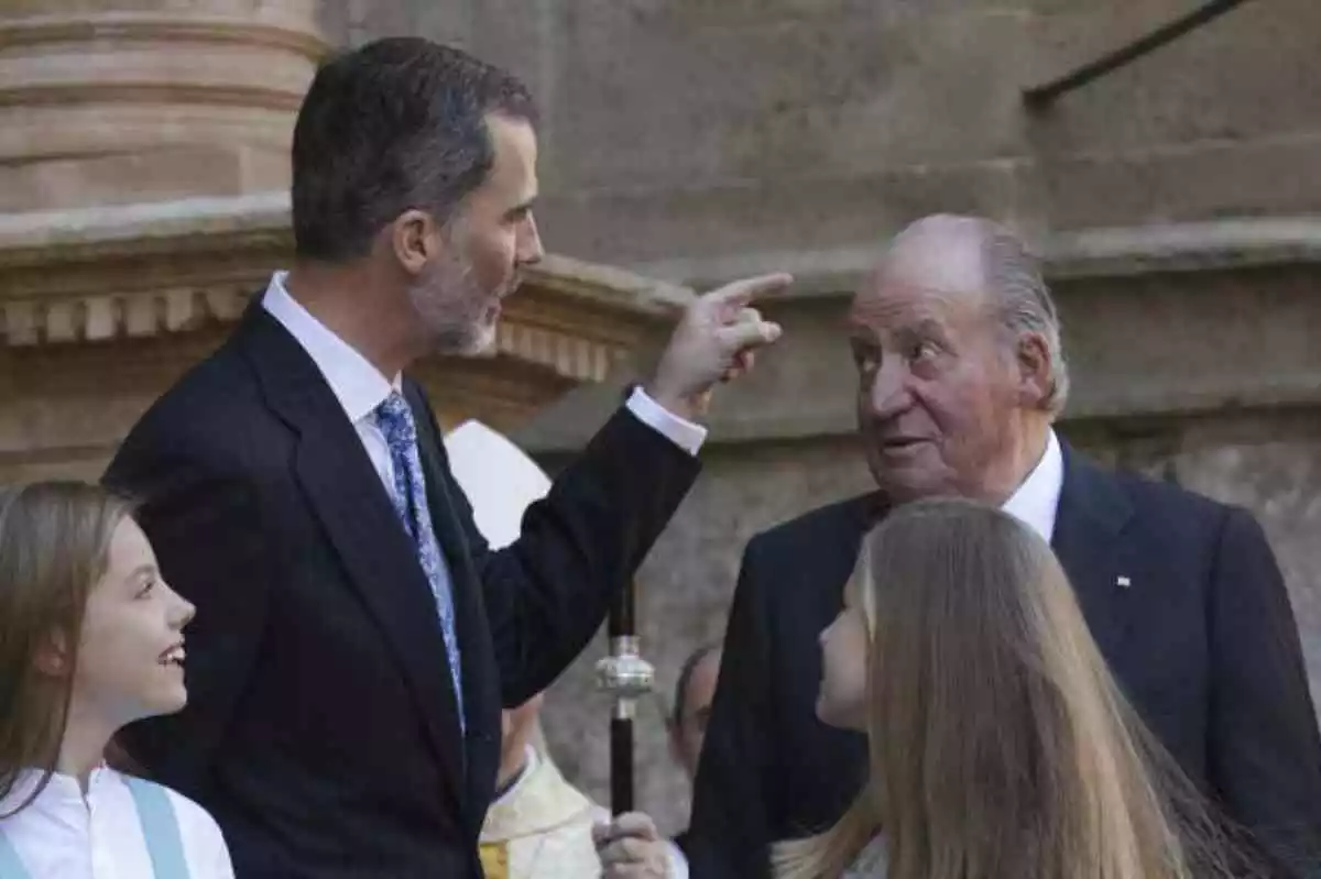 El rey Felipe hablando con su padre el rey emérito Juan Carlos en frente de sus hijas Sofía y Leonor