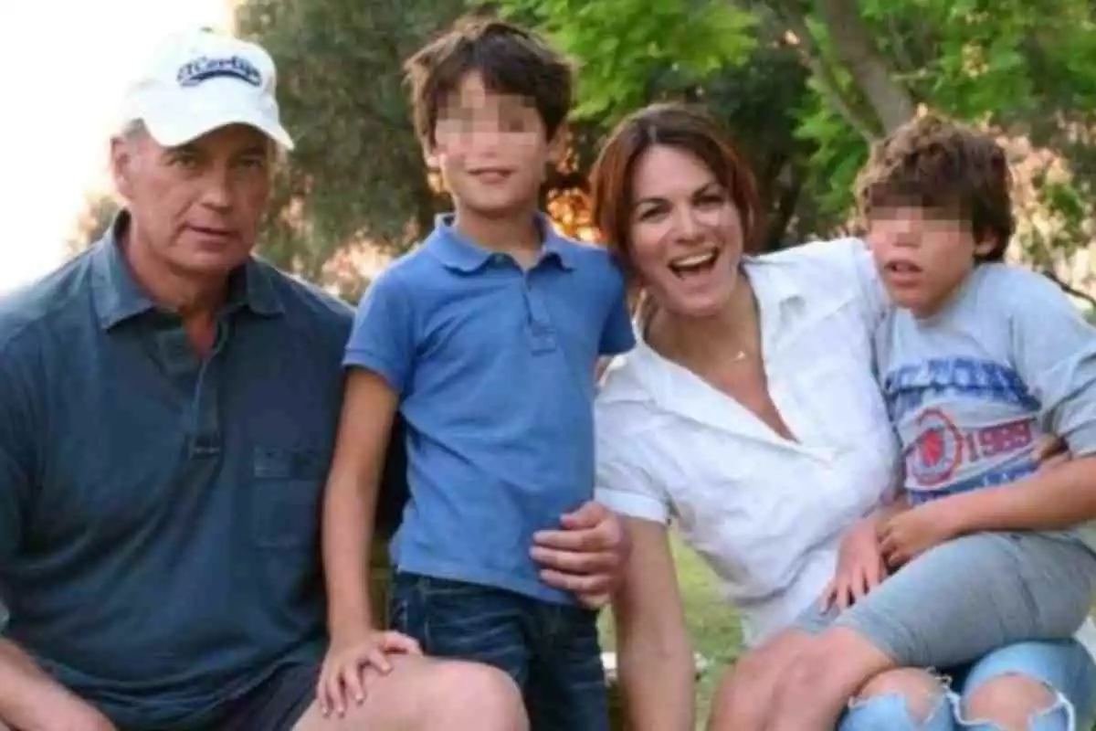 La familia Osborne posando frente a la cámara en un jardín