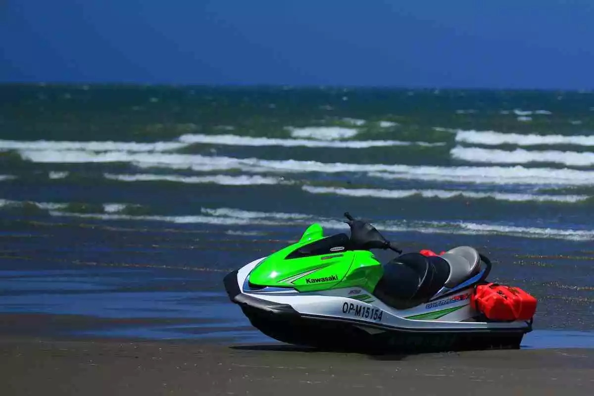 Imagen de archivo de una moto de agua en la playa