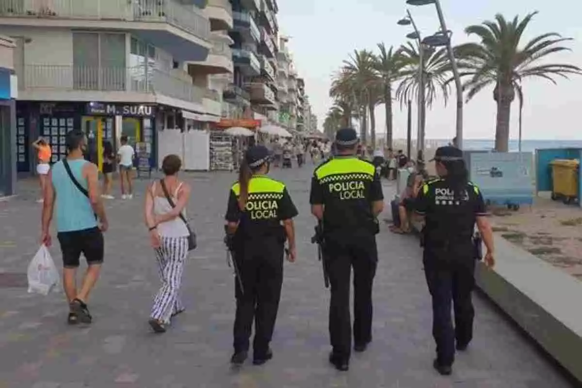 Patrulla de la policía local del municipio de Castelldefels, en Cataluña