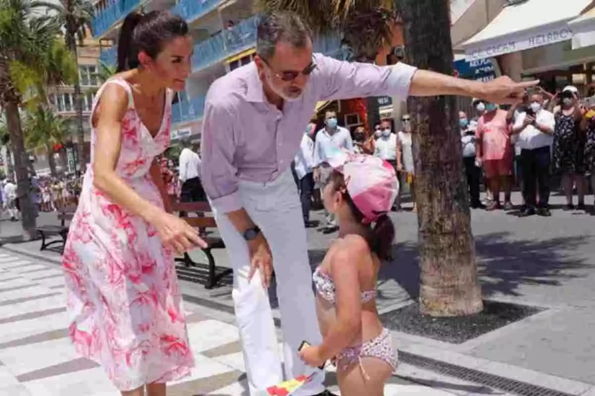 Los Reyes saludan a una niña que se ha saltado las medidas de seguridad en su visita a Benidorm el 3 de julio de 2020
