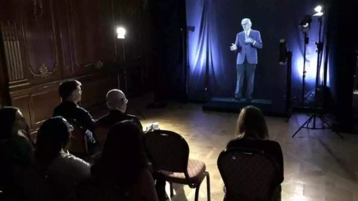 Imagen de archivo de un profesor holográfico impartiendo una charla.