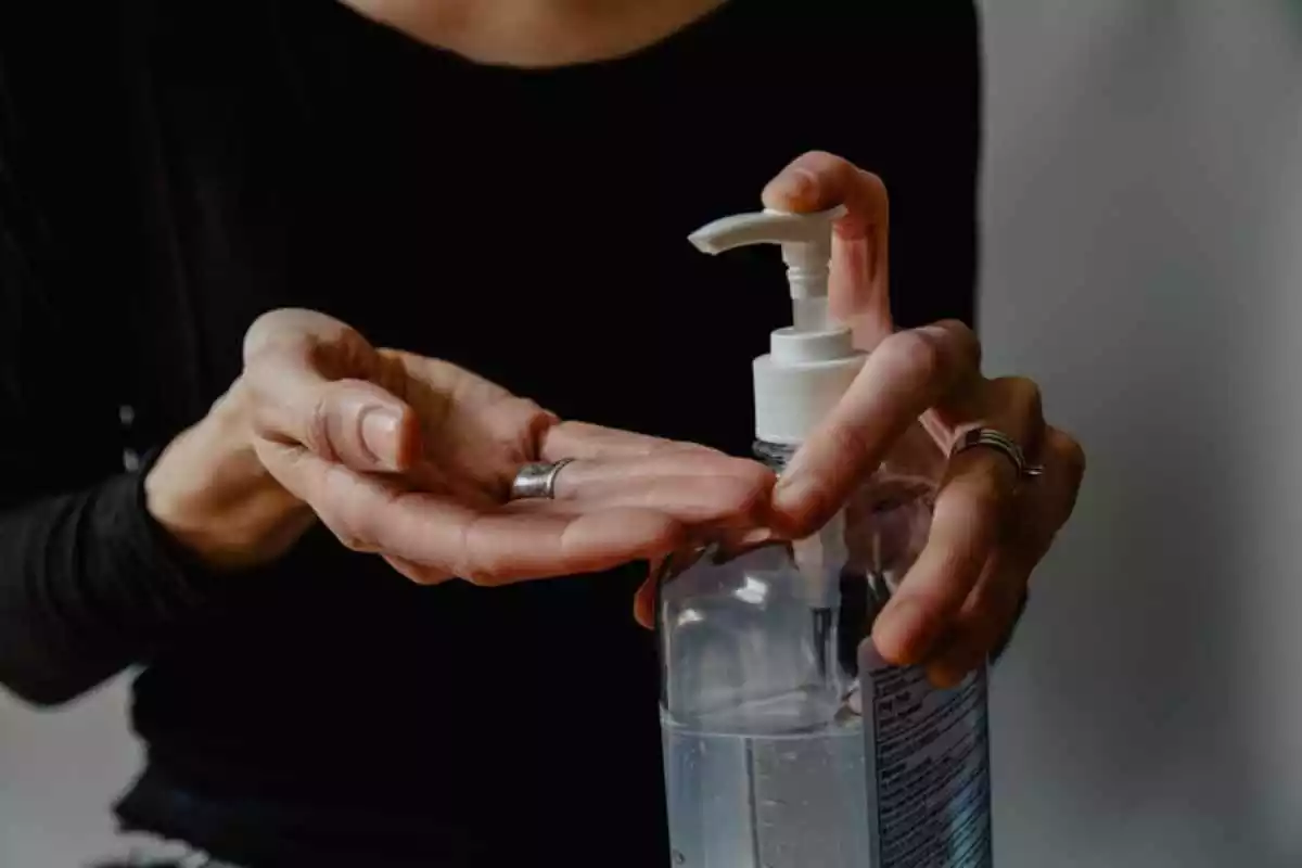 Foto de una persona echándose gel desinfectante en las manos