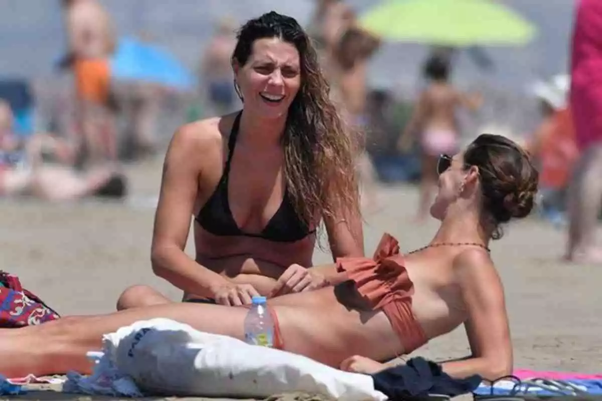 Eugenia y Alejandra Osborne en la playa