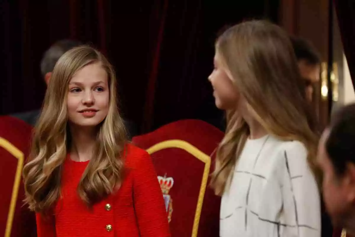 La Princesa Leonor en un acto público junto a su hermana la Infanta Sofía