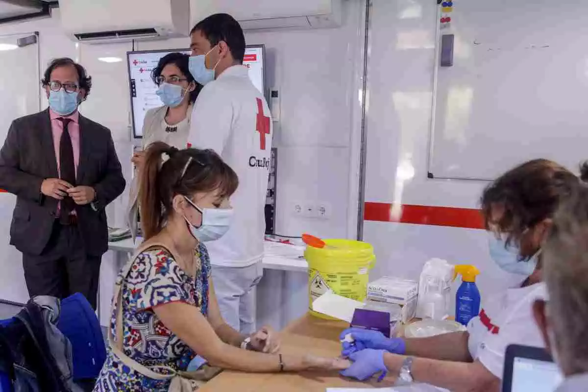 Personal de una escuela de Madrid haciéndose una PCR