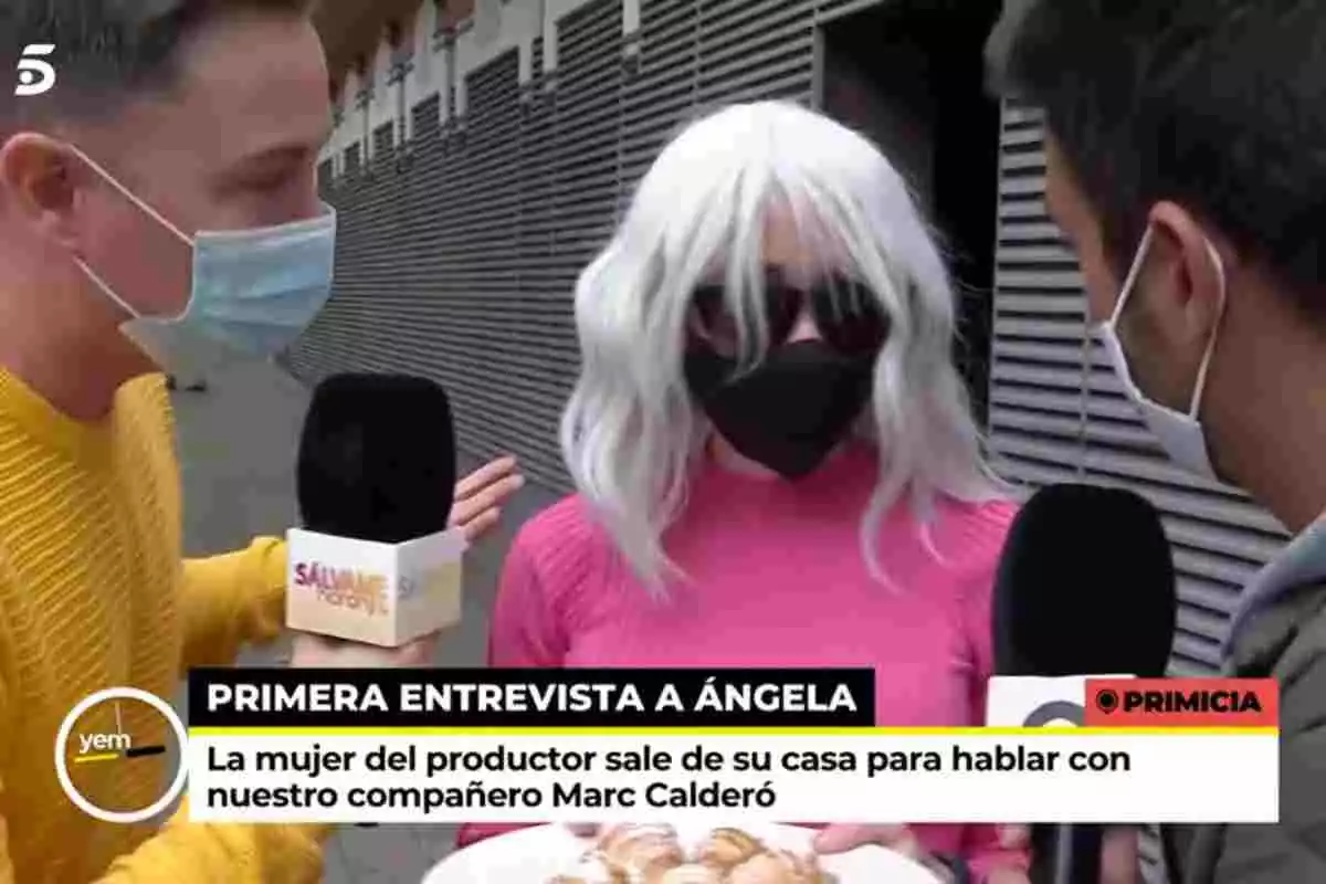 Ángela Dobrowolski, mujer de Josep María Mainat, con peluca blanca y gafas de sol atendiendo a los medios a las puertas de su casa