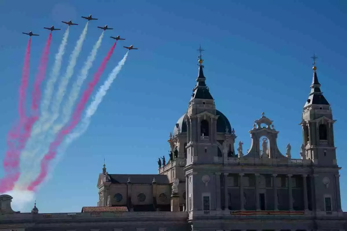 Los cazas de la Patrulla Águila dibujando la bandera de España en el cielo de Madrid