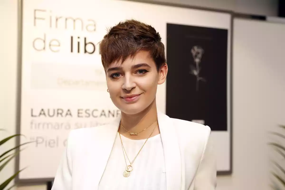 Laura Escanes vestida de blanco en una firma de libros