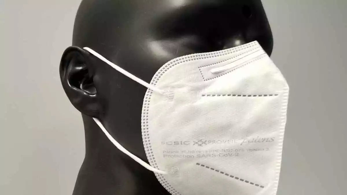 Mascarilla de Porveil en la cabeza de un maniquí