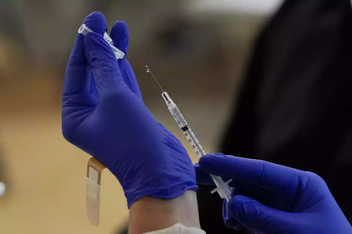 Una enfermera extrae la vacuna contra el coronavirus de Pfizer en una jeringa el lunes 14 de diciembre de 2020 en el Integris Baptist Medical Center en la ciudad de Oklahoma