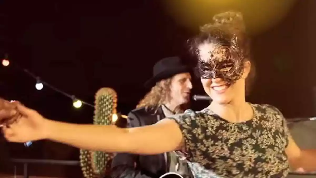 Sara Donés en el videoclip de la canción 'Eso que tú me das'