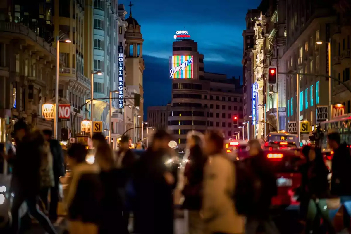 Calle Gran Vía de noche