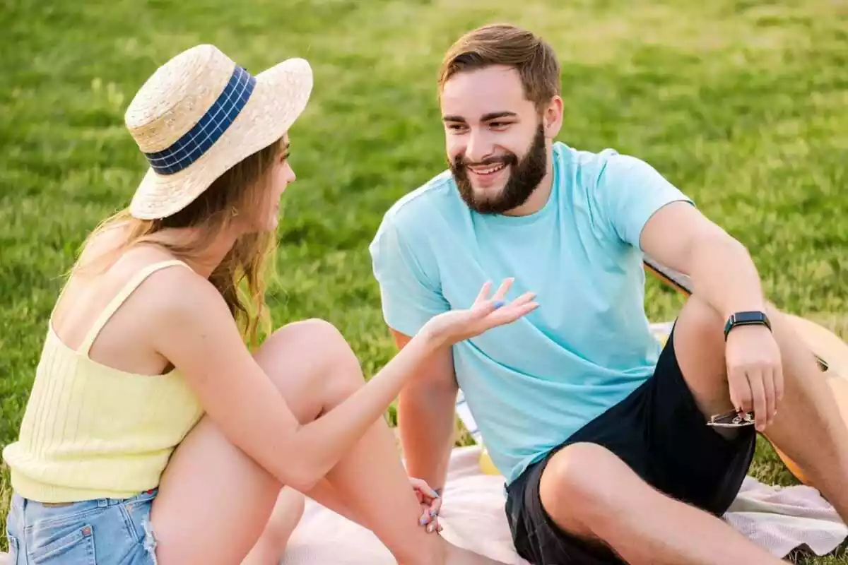 Pareja haciendo un picnic en el parque