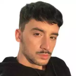 Primer plano del periodista Iván Gómez