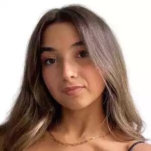 Primer plano de la redactora María Moral con fondo blanco