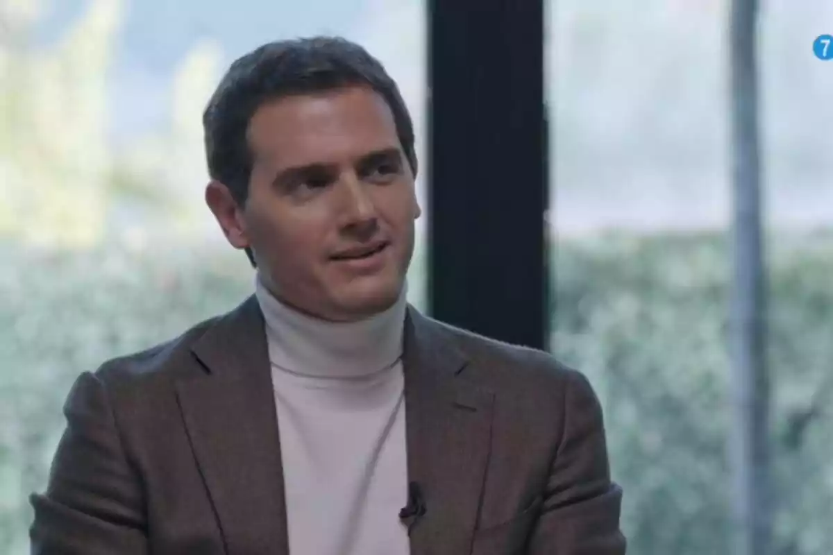 Captura de '100% únicos' amb Albert Rivera com a convidat amb un jersei blanc de coll alt Captura de '100% únicos' amb Albert Rivera com a convidat amb un jersei blanc de coll alt