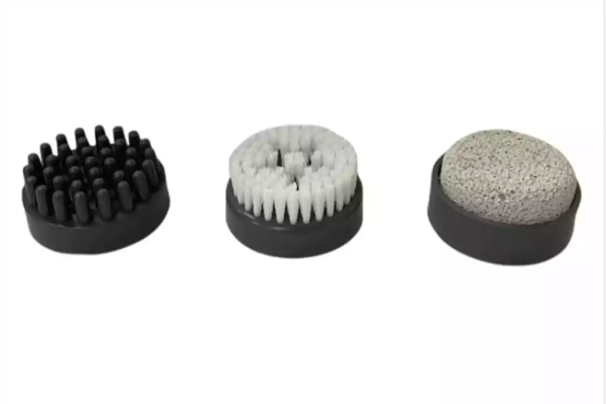 Tres capçals intercanviables per a un dispositiu de cura personal: un amb puntes de goma negres, un altre amb truges blanques i un altre amb pedra tosca. Tres capçals intercanviables per a un dispositiu de cura personal: un amb puntes de goma negres, un altre amb truges blanques i un altre amb pedra tosca.