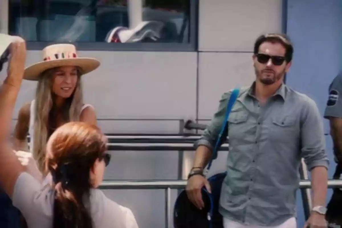 Albert Rivera wearing sunglasses and a gray jersey, and Carla Cotterli standing outdoors with a hat Albert Rivera wearing sunglasses and a gray jersey, and Carla Cotterli standing outdoors with a hat
