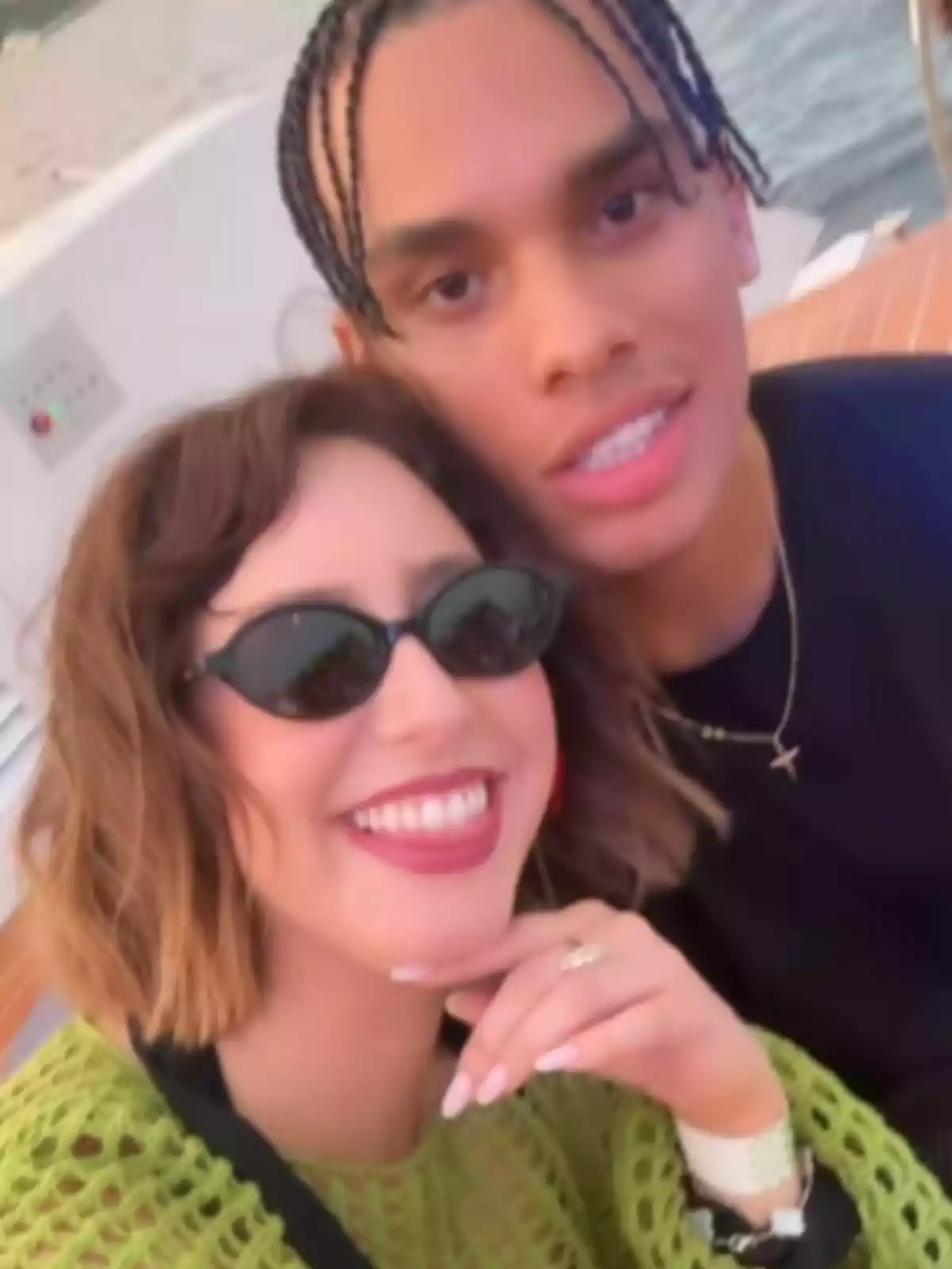 Jazmin Grimaldi i Alexandre Grimaldi posen somrients per a una selfie a l’aire lliure a prop de l’aigua. Jazmin Grimaldi i Alexandre Grimaldi posen somrients per a una selfie a l’aire lliure a prop de l’aigua.