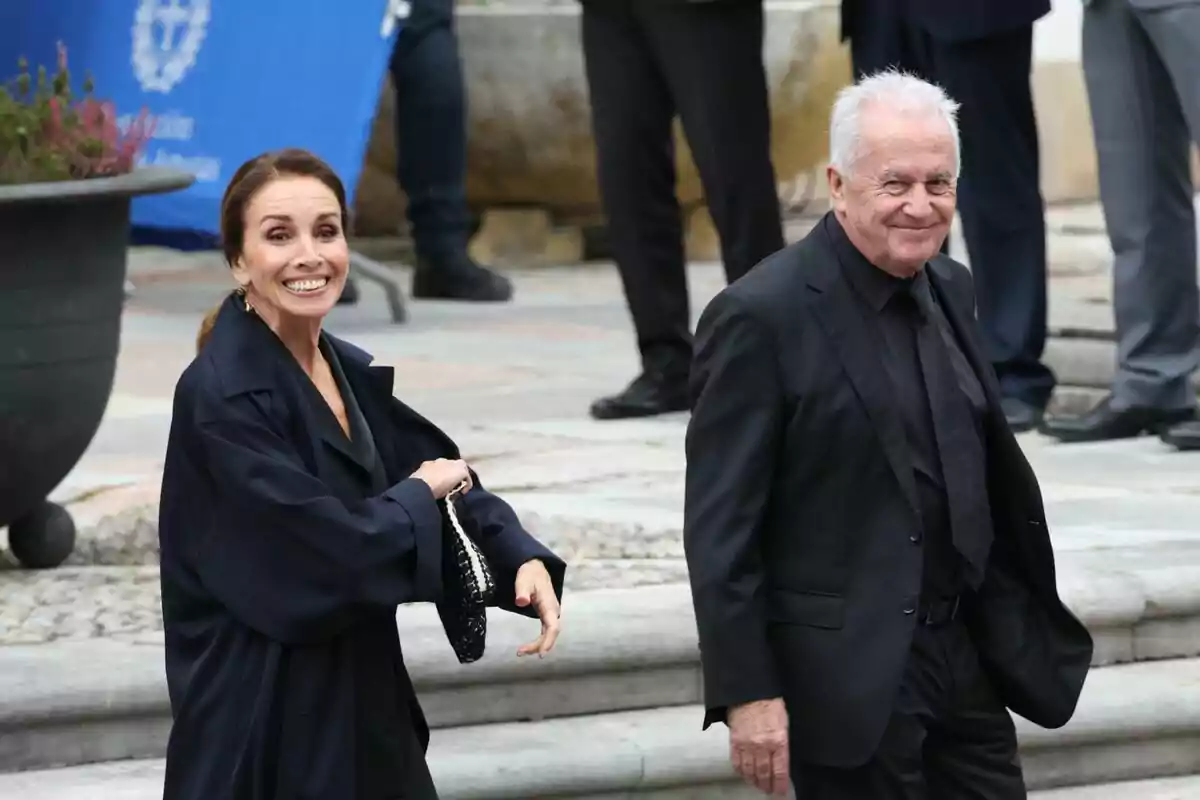 Ana Belén i Víctor Manuel a la sortida de l’Hotel Reconquista per dirigir-se al Teatre Campoamor davant la cerimònia de lliurament dels ‘Premis Princesa d’Astúries 2024’, el 25 d’octubre de 2024. Ana Belén i Víctor Manuel a la sortida de l’Hotel Reconquista per dirigir-se al Teatre Campoamor davant la cerimònia de lliurament dels ‘Premis Princesa d’Astúries 2024’, el 25 d’octubre de 2024.