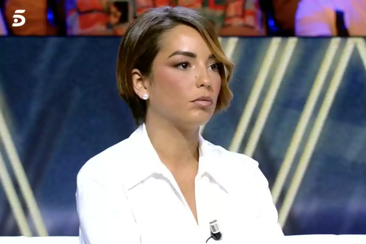 Anita Williams de cabell curt i castany amb camisa blanca asseguda a De Divendres amb expressió seriosa Anita Williams de cabell curt i castany amb camisa blanca asseguda a De Divendres amb expressió seriosa