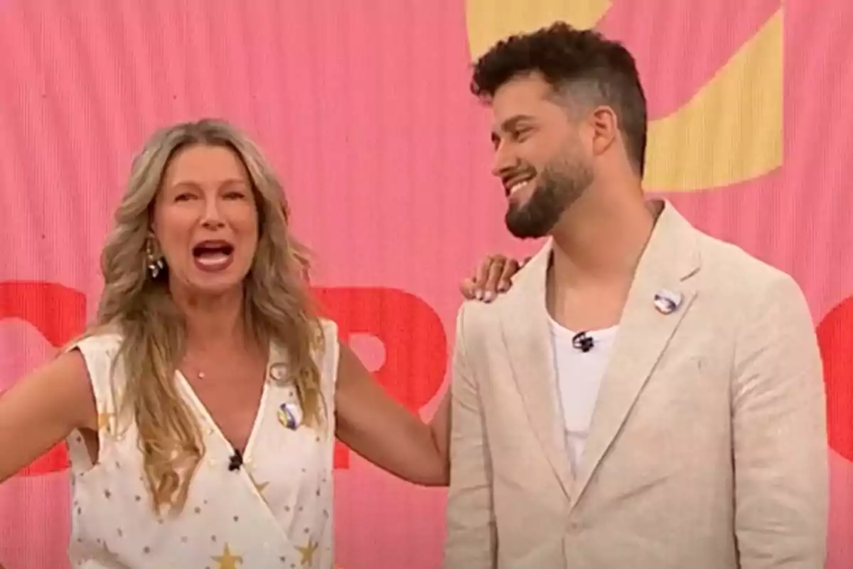 Anne Igartiburu y Javi de Hoyos sonríen y conversan en un set de D Corazón con fondo rosa Anne Igartiburu y Javi de Hoyos sonríen y conversan en un set de D Corazón con fondo rosa