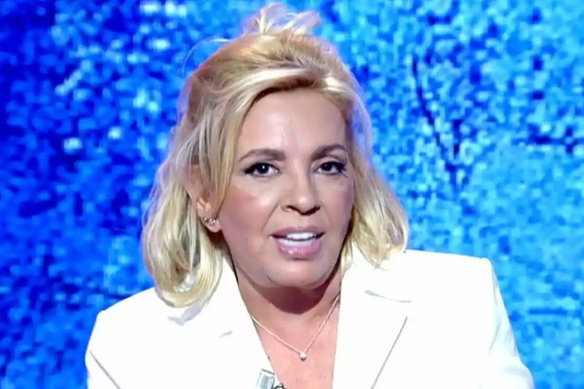 Carmen Borrego rossa amb jaqueta blanca parlant davant d’un fons blau a ‘Tardear’ Carmen Borrego rossa amb jaqueta blanca parlant davant d’un fons blau a ‘Tardear’