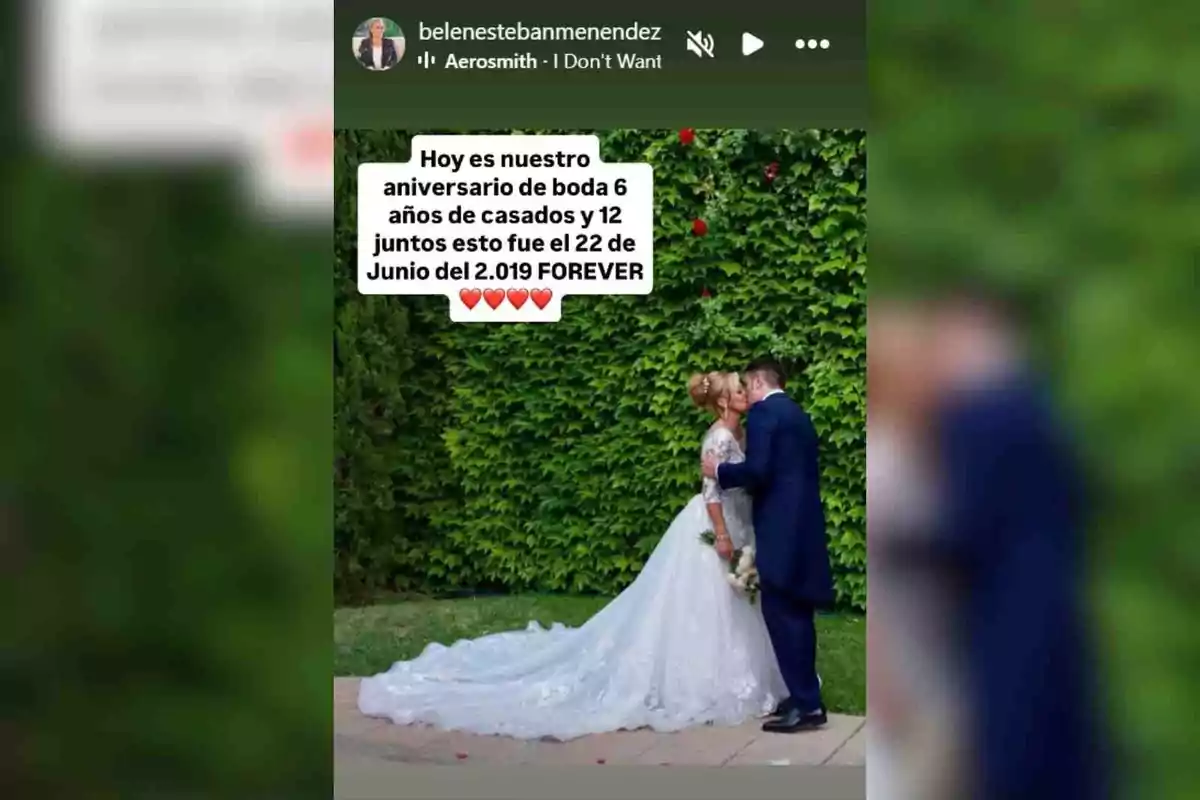 Belén Esteban i Miguel Marcos besant-se davant d’una paret coberta de fulles verdes amb un missatge celebrant el seu aniversari de casament i diversos cors vermells. Belén Esteban i Miguel Marcos besant-se davant d’una paret coberta de fulles verdes amb un missatge celebrant el seu aniversari de casament i diversos cors vermells.
